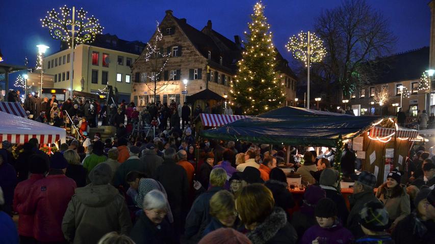 Buntes Treiben in Zirndorf: Viele Besucher kommen zum Weihnachtsmarkt in Zirndorf und genießen Lebkuchen, Glühwein und vieles mehr in der Adventszeit.