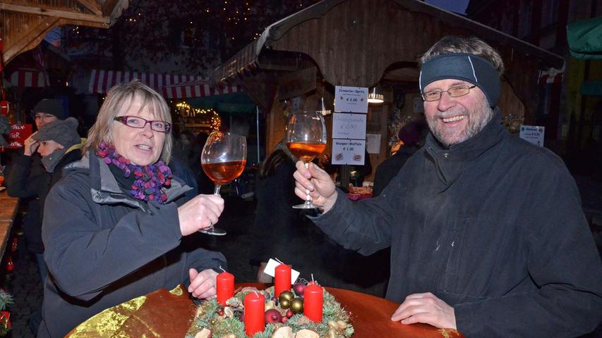 Na dann Prost! Die Besucher auf dem Weihnachtsmarkt Zirndorf genießen die weihnachtliche Stimmung.