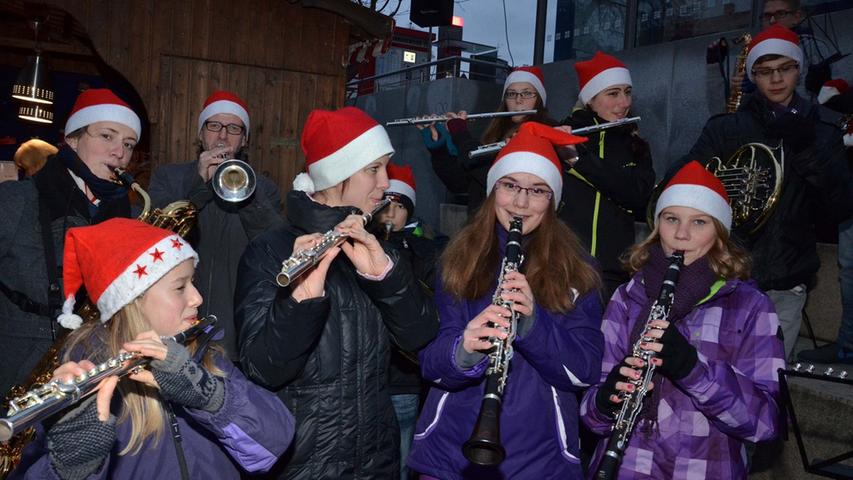 Die Stadtjugendkapelle spielt begeistert weihnachtliche Klänge.