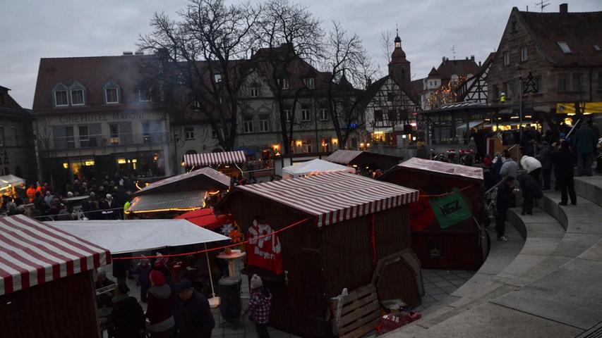 Viele weihnachtlich dekorierte Buden bietet der Weihnachtsmarkt Zirndorf.