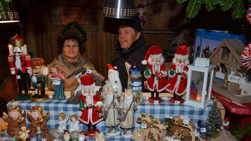 Wer noch seine Wohnung weihnachtlich dekorieren will, findet auf dem Zirndorfer Weihnachtsmarkt jede Menge Auswahl an Weihnachts- und Krippenfiguren.