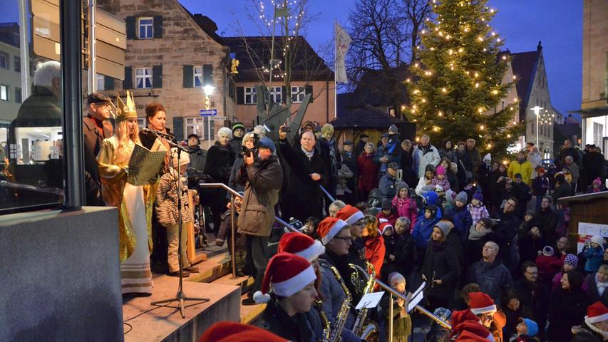 Das Christkind eröffnet feierlich den Weihnachtsmarkt Zirndorf. Groß und klein sind gekommen und lauschen gespannt, was das Christkind zu verkünden hat.