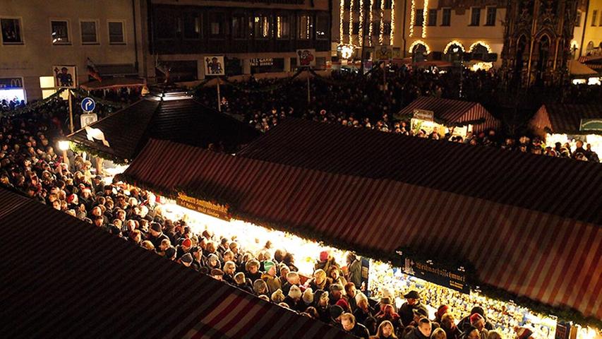 In den Gassen des Christkindlesmarktes drängen sich derweil die Besucher: Gleich tritt das Christkind auf die Empore und spricht den berühmten Eröffnungsprolog.