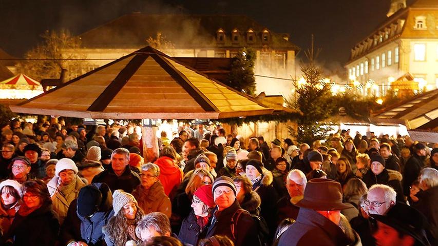 Nicht nur in Nürnberg wurde der traditionelle Weihnachtsmarkt eröffnet: In Erlangen kamen die Menschen am Schlossplatz zusammen um sich weihnachtlich einzustimmen.