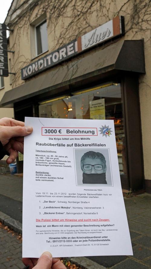 Im Winter 2012/13 hat eine Serie von Überfällen auf Bäckerei-Filialen die Polizei beschäftigt. Die Taten wurden unter anderem in Bayreuth, Würzburg, Kitzingen und Hersbruck verübt. Der maskierte Räuber ging immer nach dem gleichen Muster vor: Unter Vorhalt einer Schusswaffe verlangte er von den Verkäuferinnen Bargeld. Im Januar 2013 gelang der Soko "Brot" der Durchbruch bei den Ermittlungen. Die Einzelheiten zur "Bäckerei-Serie" lesen Sie hier. Im Winter 2012/13 hat eine Serie von Überfällen auf Bäckerei-Filialen die Polizei beschäftigt. Die Taten wurden unter anderem in Bayreuth, Würzburg, Kitzingen und Hersbruck verübt. Der maskierte Räuber ging immer nach dem gleichen Muster vor: Unter Vorhalt einer Schusswaffe verlangte er von den Verkäuferinnen Bargeld. Im Januar 2013 gelang der Soko "Brot" der Durchbruch bei den Ermittlungen. Die Einzelheiten zur "Bäckerei-Serie" lesen Sie hier.