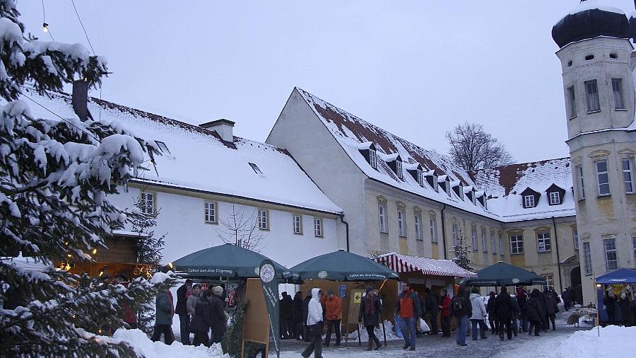Im Klosterhof und in einigen Räumen der Abtei gibt es beim Adventsmarkt in Plankstetten viel zu erleben und zu genießen.