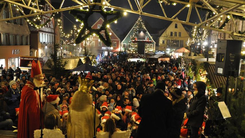Der traditionsreiche Rother Christkindlesmarkt auf dem Marktplatz der Kreisstadt hat seit Samstag, 1. Dezember, seine Pforten geöffnet und lädt noch bis zim Sonntag, 9. Dezember, zum Besuch ein.