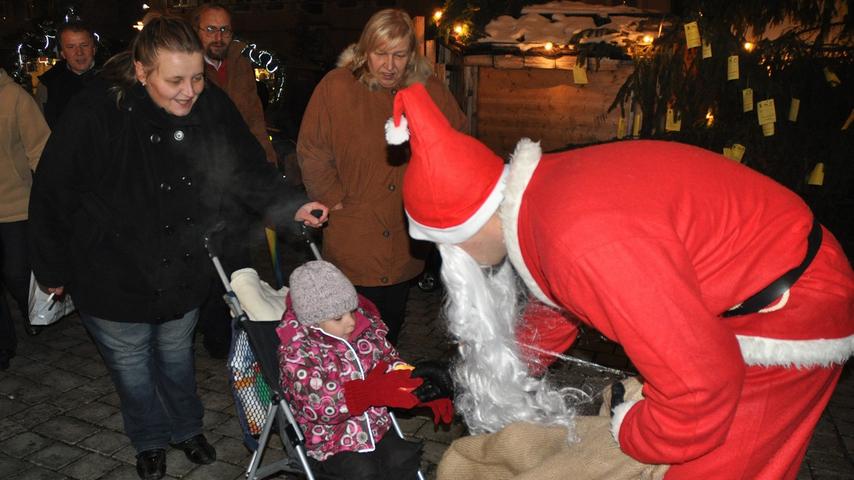 Groß und Klein treffen auch den Nikolaus nochmals an, wenn dieser auch am 6. Dezember offiziell den Rother Christkindlesmarkt besucht.