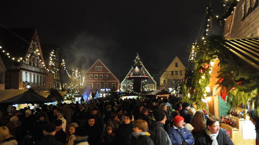 Der Rother Christkindlesmarkt lädt vom 1. bis 9. Dezember zum Bummeln durch die weihnachtlich geschmückten Stände auf dem Rother Marktplatz ein.