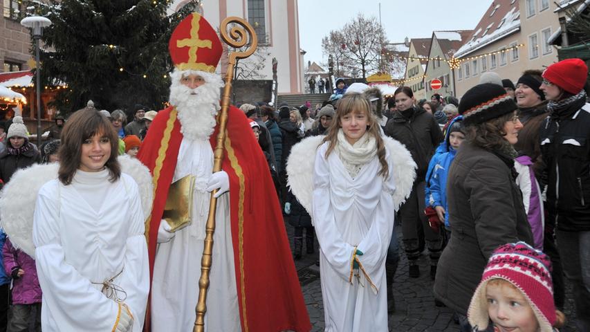 Nicht nur das Christkind, auch der Nikolaus erschien in Begleitung zweier Engelchen.