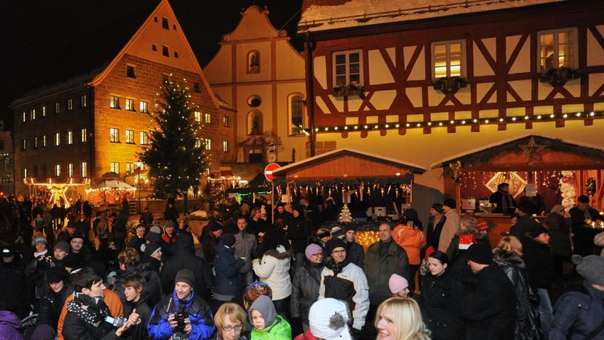 Die Besucher des Marktes strömten am ersten und zweiten Dezember um die weihnachtlich geschmückten Holzbuden.