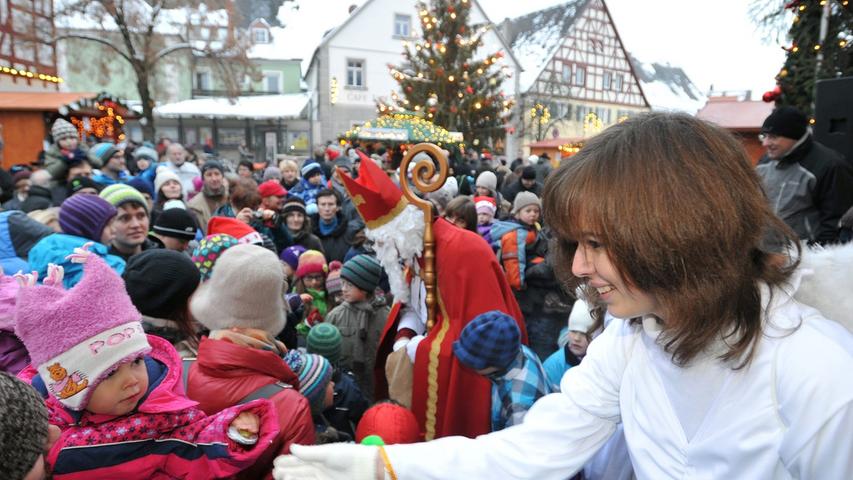 Das Trio verteilte eifrig Geschenke an die vielen Kinder auf dem Hilpoltsteiner Marktplatz.