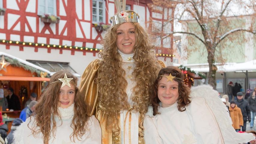Das Christkind zeigte sich in goldenem Gewand, begleitet von zwei weißen Engeln.
