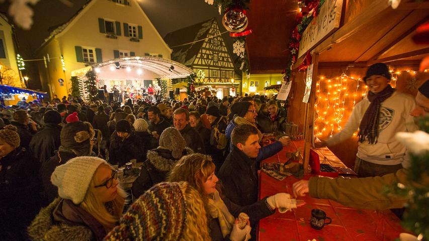 Am Abend füllte sich der Marktplatz, auf der Bühne sorgten verschiedene Gruppen für weihnachtliche Klänge.