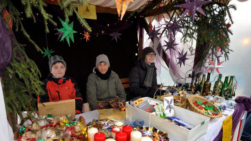 Auf dem romantischen Weihnachtsmarkt am Zeltnerschloss am ersten Adventswochenende gab es viele unterschiedliche Buden mit allem, was das Weihnachtsherz begehrt.