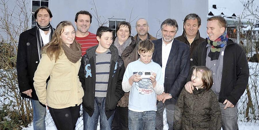 Die Bewohner und ihre Berater von Energiebündel, ENA und Gemeinde in Sachen Stromsparen stehen vor dem Haus der Familie Stadelbauer in Georgensgmünd. Die Bewohner und ihre Berater von Energiebündel, ENA und Gemeinde in Sachen Stromsparen stehen vor dem Haus der Familie Stadelbauer in Georgensgmünd.