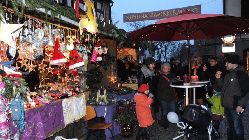 Der Kunsthandwerkermarkt wurde zeitgleich zum Adventsmarkt im Burghof der Hohenzollernburg abgehalten.