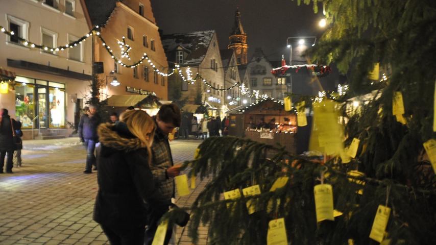 Weithin sichtbar ist der "Weihnachtswunschbaum" auf dem Rother Marktplatz.