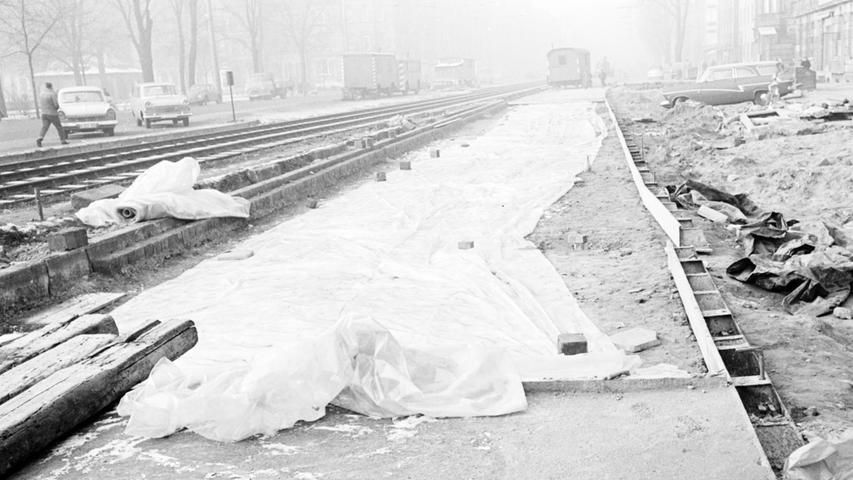 Die neue Fahrbahn unter Zellophan: nur drei frostfreie Tage hätten die Arbeiter noch gebraucht, um wenigstens ein Stück der nördlichen Fürther Straße hinter der Willstraße fertig zu machen. Aber es kam nicht mehr soweit; der Frost und die Kälte waren in diesem Jahr unerbittlich. (Zum Artikel: "Wegen Frost liegen Straßenprojekte auf Eis")