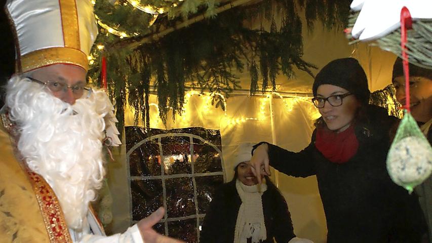 Romantik pur erwartet die Besucher am 28. November in Fischbach. Dann verwandeln die Veranstalter des Weihnachtsmarktes den Schlosspark wieder in eine kleine Weihnachtsstadt mit Weihnachtsschmuck, Plätzchen und allem, was das Herz begehrt.
