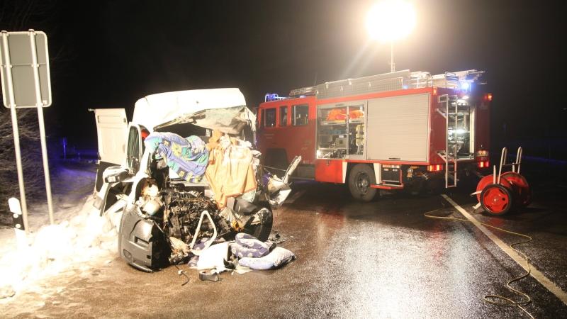 Der Fahrer des Fiat Ducato starb noch an der Unfallstelle, der Beifahrer wurde mit lebensgefaehrlichen Verletzungen in ein Krankenhaus gebracht. Der LKW-Fahrer erlitt einen Schock.