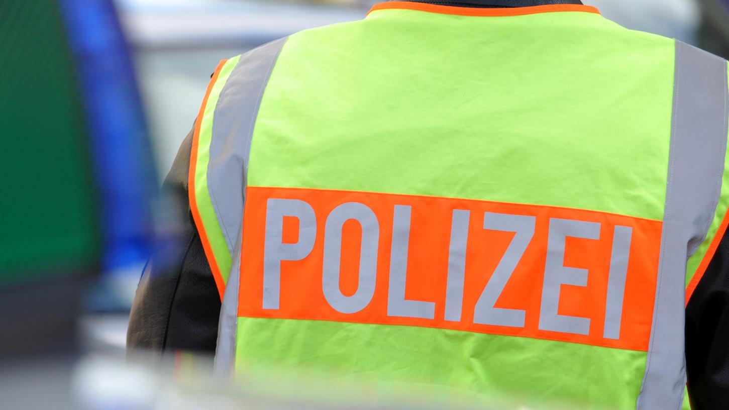 Zahlreiche Polizisten aus dem Landkreis als auch Streifen aus Erlangen waren am Freitagabend im Einsatz, um die Massenschlägerei aufzulösen.