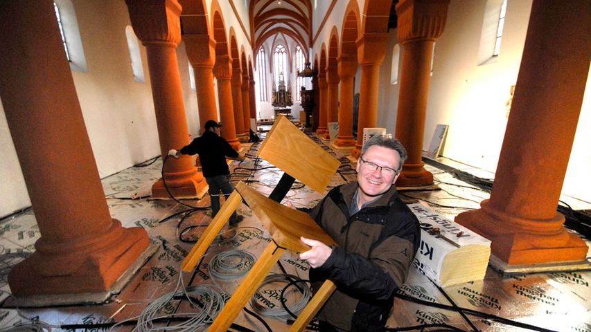 Pfarrer Dieter Kuhn hält einen der neuen Stühle, die ab kommenden Jahr in der Klosterkirche stehen werden.