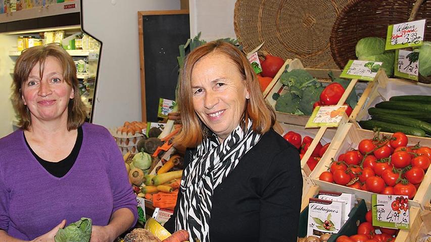 Waltraud Walden (63, rechts) ist wohl so ziemlich der treueste Stammgast, den man sich wünschen kann. Das findet jedenfalls Wirtin Anne Brendel (56) vom Naturkostladen, Imbiss und Café Lotos. "Waltraud hat uns schon besucht, als wir noch in der Rothenburger Straße waren und ist sozusagen mit uns an den Unschlittplatz umgezogen", sagt Anne. Waltraud hätte wohl auch größere Anstrengungen unternommen, um weiterhin im Lotos essen zu können. "Ich schätze die gute Aura, die hier herrscht. Betritt man den Laden, fühlt man sich sofort wohl. Außerdem finde ich es schön, dass Menschen hier auf einen bewussten Lebensstil aufmerksam gemacht werden", sagt sie. Bewusst leben, das wird im Lotos nämlich groß geschrieben. Dabei legt Wirtin Anne Brendel nicht nur Wert darauf, dass die Gerichte auf der wechselnden Tageskarte sowie Kuchen und Gebäcke überwiegend aus regionalen Bioprodukten hergestellt werden, sondern auch darauf, dass ihre Gäste über Lebensmittel und gesunde Ernährung aufgeklärt werden. "Bei uns schwingt immer auch ein bisschen Politik mit", verrät Anne.