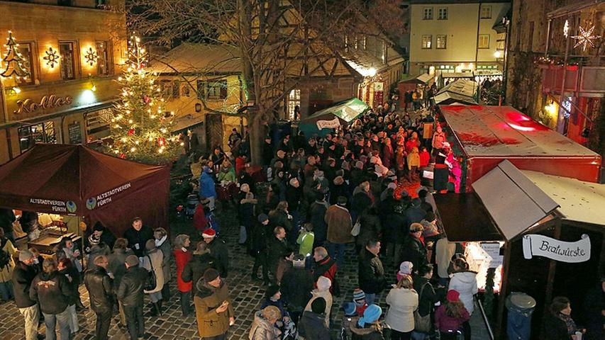 Vom 8. bis 17. Dezember verwandelt sich der Waagplatz in Fürth für 10 Tage in ein echtes Weihnachtsdorf. Viele Hobbykünstler bieten hier ihre handgemachten Kunstwerke an.