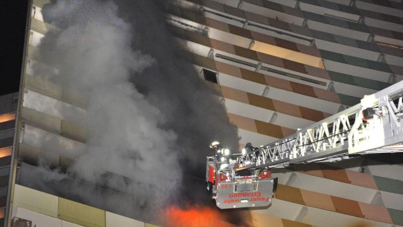 Hochhaus in Flammen: Den "Langen Johann" in Erlangen traf es breits mehrfach.