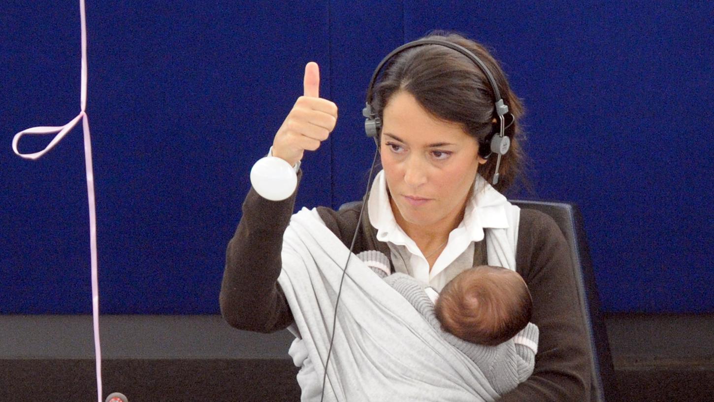 Ihr Baby hatte die italienische Europaabgeordnete Licia Ronzulli umgewickelt, als sie im Straßburger EU-Parlament für die Verlängerung der Mutterschutzes stimmte. Ihr Baby hatte die italienische Europaabgeordnete Licia Ronzulli umgewickelt, als sie im Straßburger EU-Parlament für die Verlängerung der Mutterschutzes stimmte.