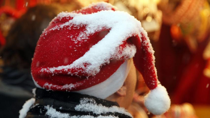 Der Name des Wichtels aus Skandinavien stammt vermutlich vom dänischen Namen Niels (Nikolaus). Die norwegische Variante des Weihnachtsmanns hat eine rote Zipfelmütze und einen langen weißen Bart – trägt aber auch einen Norwegerpullover und handgestrickte Kniestrümpfe. Wer auf Geschenke hofft, sollte nicht vergessen, dem "Julenisse" einen Teller Weihnachtsgrütze vor die Tür zu stellen.