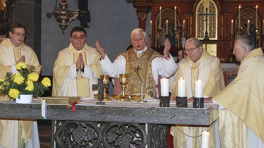 Bischof Walter Mixa zelebrierte das Pontifikalamt anlässlich des Hochfests „Mariä Empfängnis“ in der Neumarkter Stadtpfarrkirche St. Johannes. Bischof Walter Mixa zelebrierte das Pontifikalamt anlässlich des Hochfests „Mariä Empfängnis“ in der Neumarkter Stadtpfarrkirche St. Johannes.