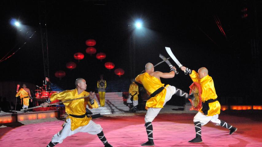 Shaolin Kung-Fu-Kämpfer bewiesen, dass sie zu den härtesten Kämpfern der Welt gehören und einiges aushalten können.