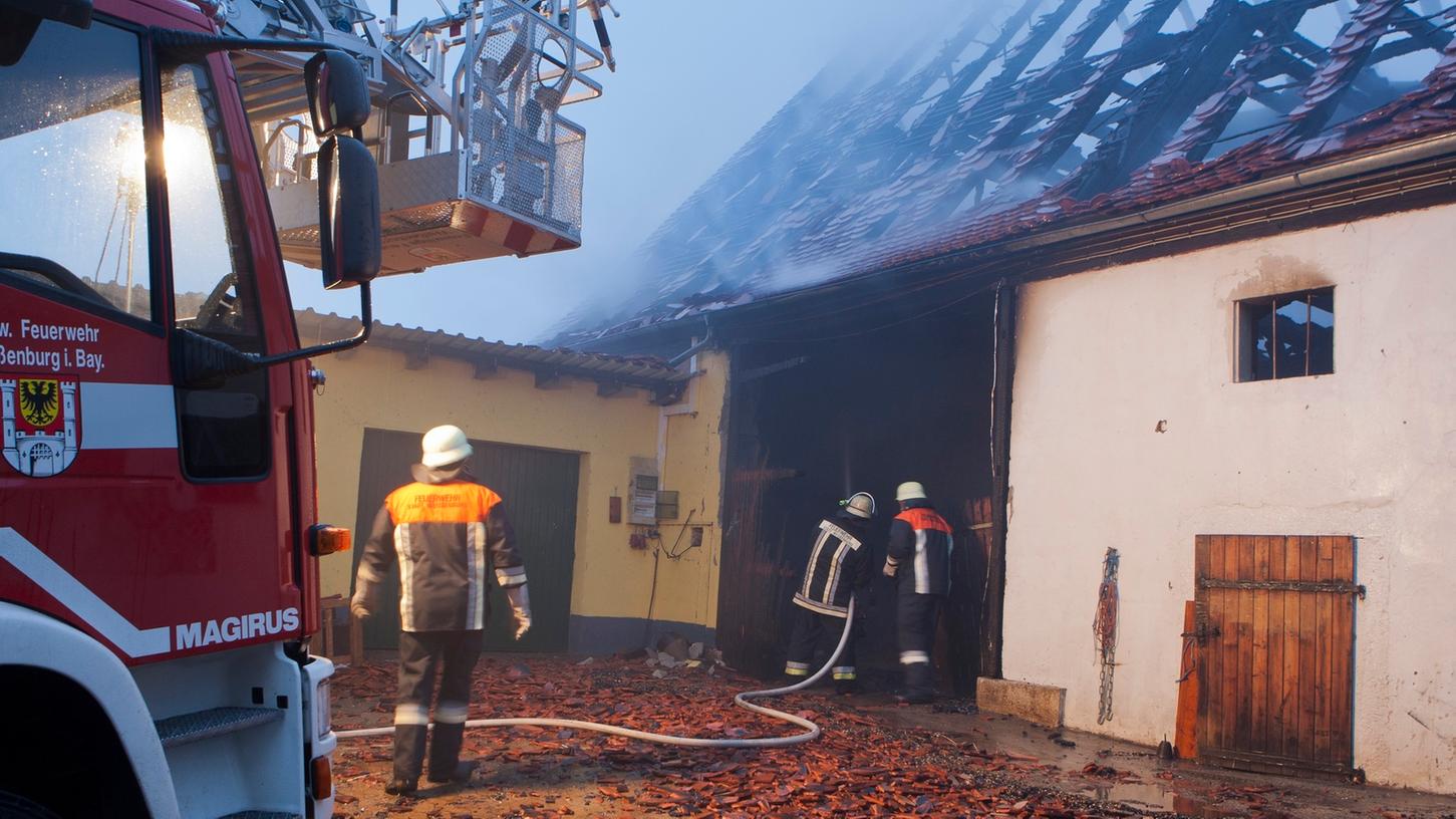 In der Nacht auf Montag fing eine Stallung in Weimersheim aus noch ungeklärter Ursache Feuer.
