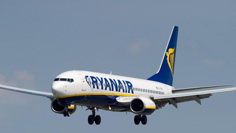 Die Gewerkschaft Verdi fordert mehr Gehalt für die Flugbegleiter von Ryanair.