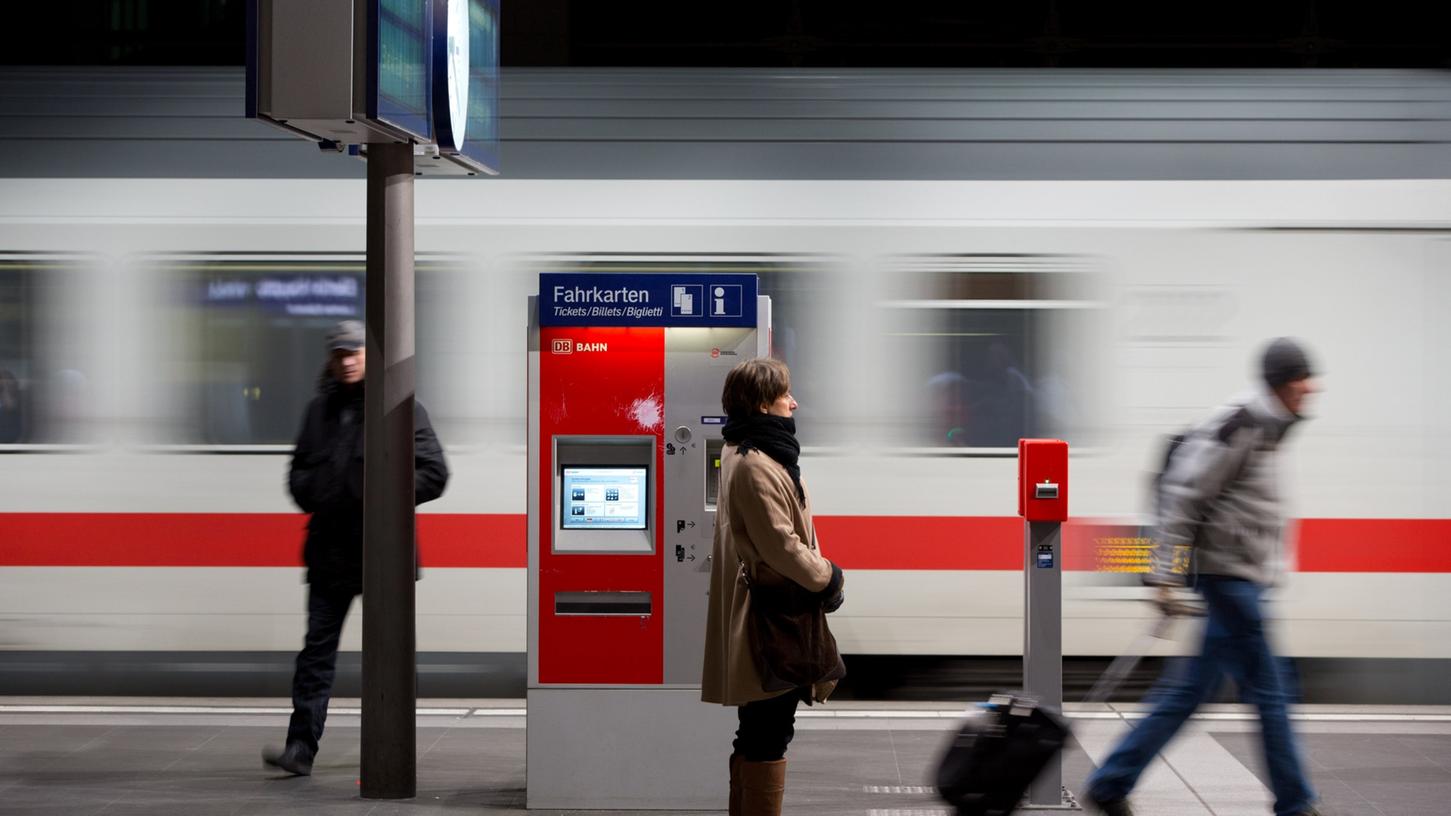 Beim Warten am Bahnsteig vertreibt man sich gerne die Zeit mit Mails checken - das ist aber keine gute Idee.