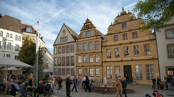 Als Persiflage auf gängige Verschwörungstheorien verbreitete der deutsche Informatiker Achim Held 1994 die Bielefeld-Verschwörung im deutschen Usenet. Auf Grundlage der Tatsache, dass Held zwar in den Medien öfter von der Stadt Bielefeld gehört hatte, er aber niemanden kannte, der aus der Stadt stammte oder schon einmal dort gewesen war, schlussfolgerte er, dass die Stadt nicht existierte. Alle Hinweise auf die Stadt (wie beispielsweise Autokennzeichen oder Ortsschilder) wertete er als Zeichen der Macht der namenlosen Organisation, die hinter der Verschwörung steckt. Eigentlich als Witz gedacht, entwickelte die Theorie schnell ein Eigenleben und erfreut sich mittlerweile solcher Bekanntheit, dass selbst Angela Merkel einmal im Scherz die Existenz Bielefelds anzweifelte. Möglich ist aber natürlich auch, dass Merkel gar keinen Scherz gemacht hat und die Reptiloiden (siehe das vorherige Bild) die Stadt Bielefeld tatsächlich ausgelöscht haben.