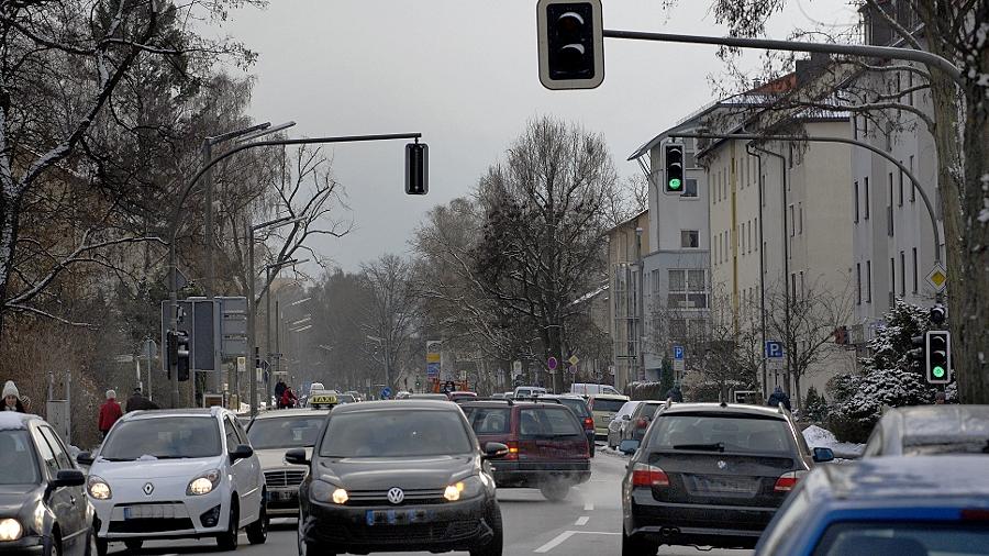 Die Gebbertstraße ist nach Ansicht von Verkehrsreferent Josef Weber ein schönes Beispiel dafür, wie durch Ampeln, Verengungen durch geparkte Fahrzeuge und unübersichtliche Einmündungen Tempo 50 selten möglich ist, also auch nicht geregelt werden muss. Die Gebbertstraße ist nach Ansicht von Verkehrsreferent Josef Weber ein schönes Beispiel dafür, wie durch Ampeln, Verengungen durch geparkte Fahrzeuge und unübersichtliche Einmündungen Tempo 50 selten möglich ist, also auch nicht geregelt werden muss.