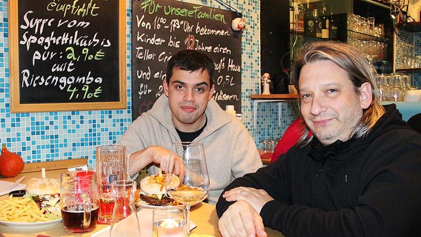 Ein Platz für Stammgast Branimir ist hier immer frei. Der gebürtige Bulgare wohnt in der Südstadt und kommt seit zwei Jahren in die Auguste zu Inhaber Boris (rechts) und Koch Tom Kretschmer. Damals hat er mit dem Big Kahuna aus Rindfleisch, Ananas, Bio-Käse und Kahuna-Spezialsoße schnell seinen Lieblingsburger gefunden. Neben dem Essen schätzt er besonders die authentische Atmosphäre: "Das Lokal ist ein sehr persönlicher und bunter Ort." Und Boris ergänzt: "Wir wollen mit der Auguste jeden ansprechen und jeder soll sich wohl fühlen."