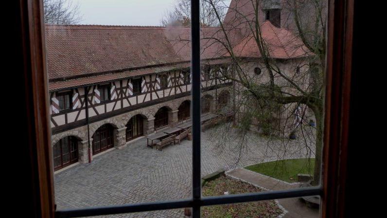 Die Burg Hoheneck in Ipsheim wurde 1132 erstmals urkundlich erwähnt. 1381 Zerstörung und Wiederaufbau. Seit 1980 wird sie als Jugendbildungsstätte genutzt. Von 12 bis 18 Uhr hat die Burg geöffnet. Es gibt Führungen und ein umfangreiches Unterhaltungsprogramm.