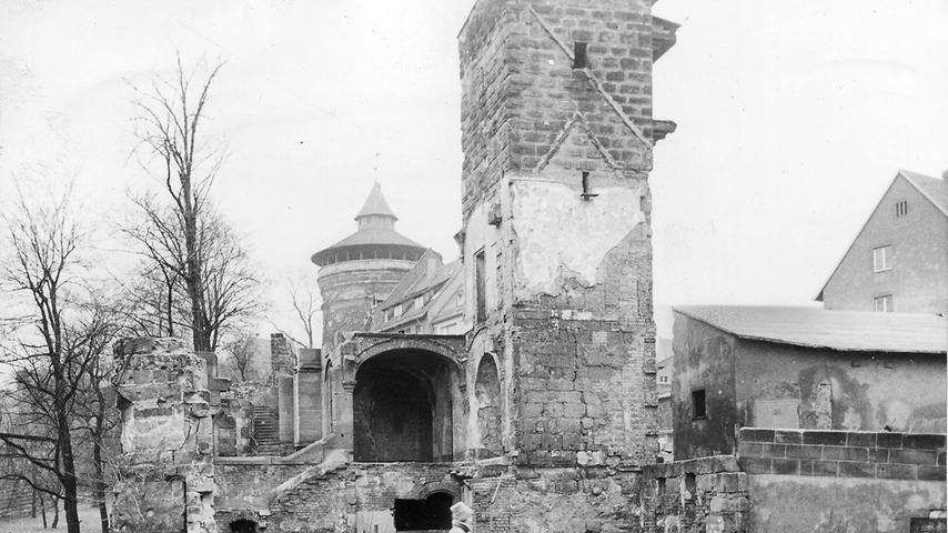 Einen traurigen Anblick bietet noch die Stadtmauer zwischen Hallertor und Neutor (hinten der Neutorturm). Hier stand einst das Konservatorium (Zum Artikel: "Tiefbauamt bescherte ein 'Christkindle'")