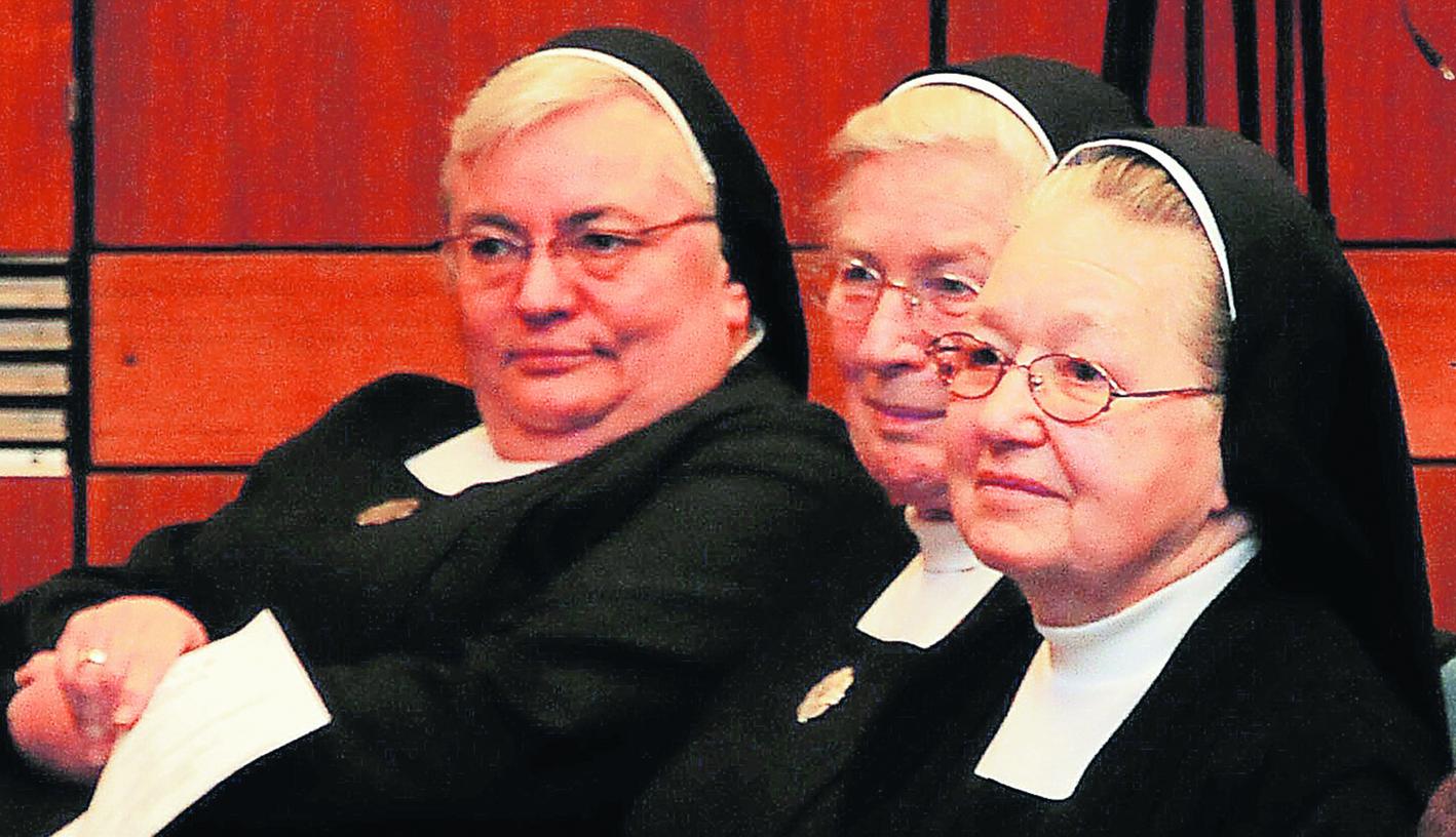 Für ihre segensreiche Altenpflege-Arbeit wurde Schwester Laudolfa (rechts) geehrt. Doch das Mutterhaus ruft sie und ihre Mitschwestern zurück ins Kloster Mallersdorf. Für ihre segensreiche Altenpflege-Arbeit wurde Schwester Laudolfa (rechts) geehrt. Doch das Mutterhaus ruft sie und ihre Mitschwestern zurück ins Kloster Mallersdorf.