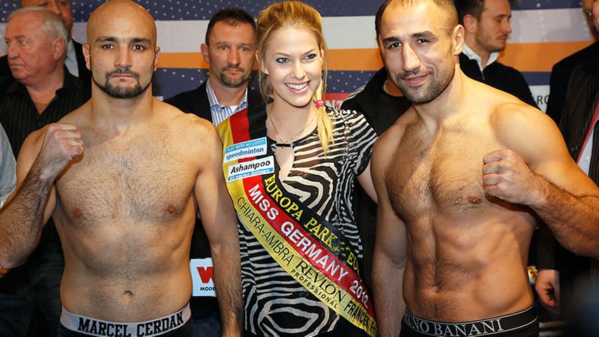 Kraft neben Anmut: Isabell Gülck, die aktuelle Miss Germany, hatte nach dem Wiegen keck zwischen den beiden Boxern posiert.