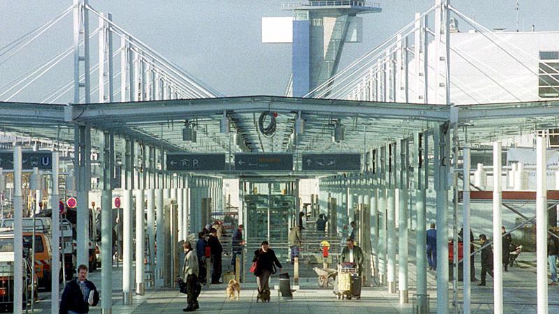 Bequem in den Urlaub – seit der Streckenverlängerung 1999 verkehrt die U2 direkt zum Flughafen. Reisende und Beschäftigte können in zwölf Minuten vom Hauptbahnhof zum Airport fahren — eine konkurrenz­los gute ÖPNV-Anbindung unter bun­desdeutschen Flughäfen.