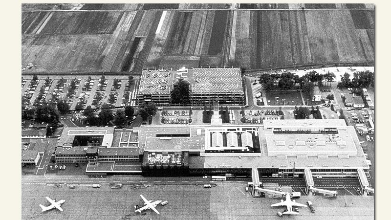 In den 1980er Jahren kamen viele Neuerungen hinzu, die wohl einschneidendste: der Neubau des Terminals.

Der Neubau löste das in die Jahre gekommene und mittlerweile viel zu kleine alte Terminal ab. Kaffee-Trinken am Rollfeld war nun nicht mehr möglich. 1992 wurde die Erweiterung des Westflügels abgeschlossen.