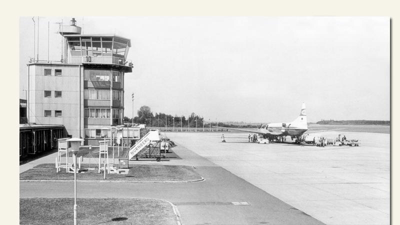 Schon zu Beginn der 1960er Jahre wurde der Flughafen erweitert. Die Startbahn wuchs von 1900 auf 2300 Meter und war Ende des Jahrzehnts bereits 2,7 km lang. Dabei blieb es bis heute. 

1963 wurde erstmals Mallorca angeflogen. Anders als heute musste man noch zu Fuß zur Maschine.