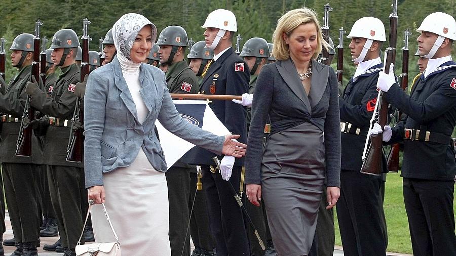 In der Türkei sorgte dies für eine kleine Sensation: Mit Kopftuch schritt die türkische Präsidentengattin Hayrünnisa Gül gemeinsam mit der deutschen First Lady Bettina Wulff vor dem Palast in Ankara erstmals eine Ehrenformation des laizistischen Militärs ab. In der Türkei sorgte dies für eine kleine Sensation: Mit Kopftuch schritt die türkische Präsidentengattin Hayrünnisa Gül gemeinsam mit der deutschen First Lady Bettina Wulff vor dem Palast in Ankara erstmals eine Ehrenformation des laizistischen Militärs ab.