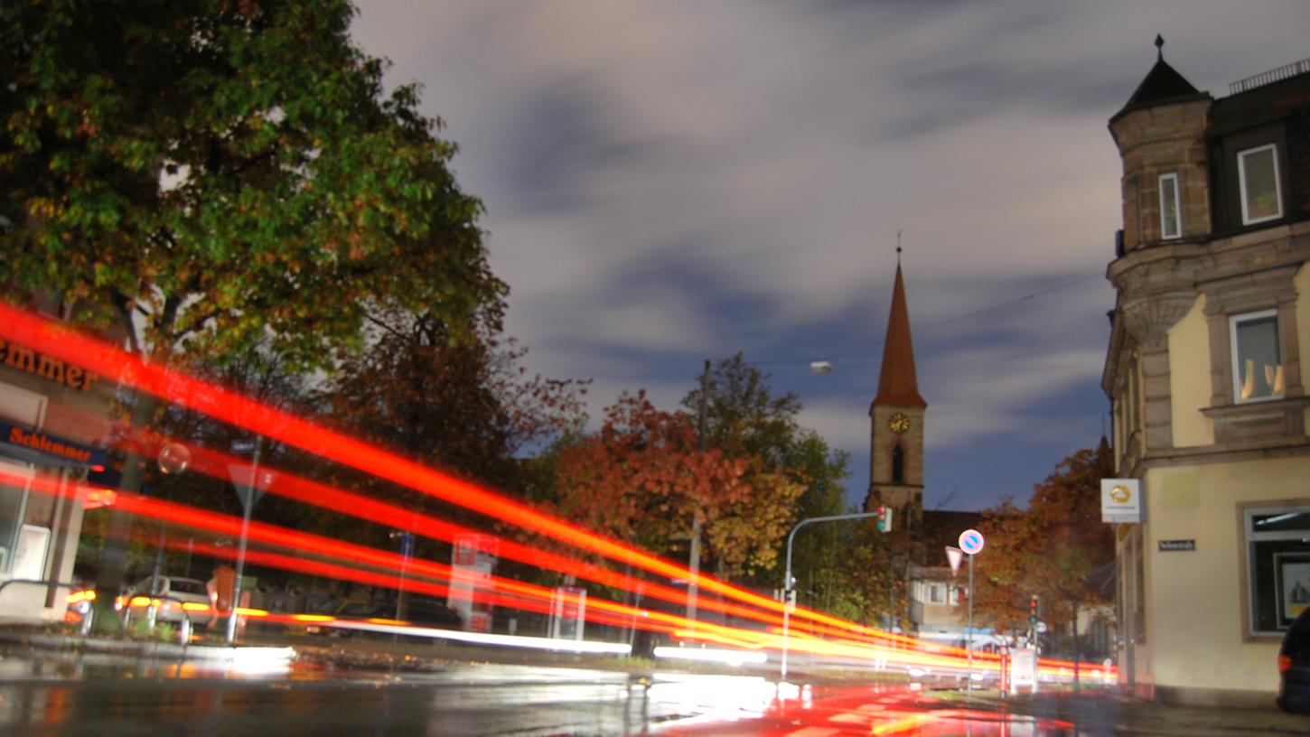 Im Dezember 2015 hatte ein Polizist im Streifenwagen einen Mann überfahren, der stark alkoholisiert auf der Schwabacher Straße im Nürnberger Stadtteil St. Leonhard lag. (Symbolbild)