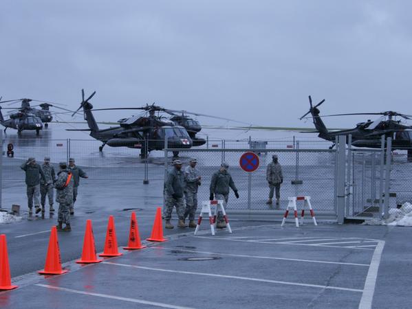 Vor allem die Flugübungen der US-Armee in der Nacht rauben so manchem Ansbacher den Schlaf. Andere wiederum betonen die wirtschaftliche Bedeutung der Streitkräfte für die Region. Vor allem die Flugübungen der US-Armee in der Nacht rauben so manchem Ansbacher den Schlaf. Andere wiederum betonen die wirtschaftliche Bedeutung der Streitkräfte für die Region.